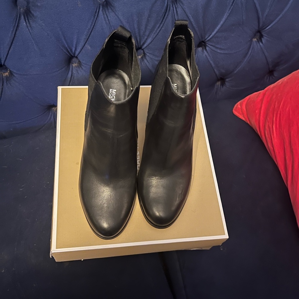New with box Michael kors ankle boots size 8 M